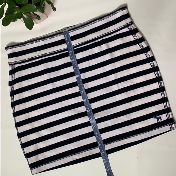 Abercrombie & Fitch - Picture 5 of 5